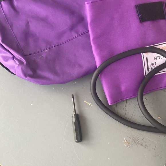 Pro EMS Aneroid Sphygmomanometer BP set w/Adult cuff, case and calibration tool - Picture 3 of 6